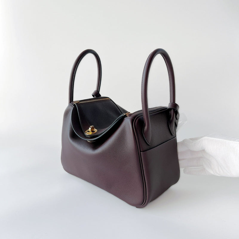 A ROUGE TOMATE CLÉMENCE LEATHER LINDY 26 WITH GOLD HARDWARE