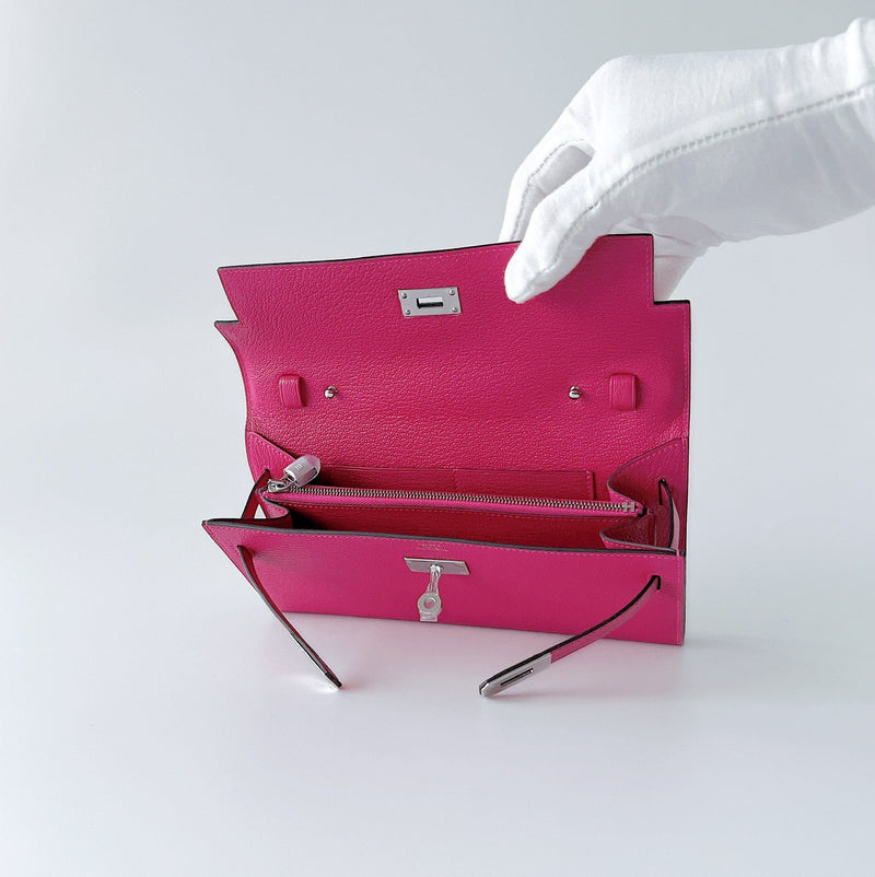 A ROSE TYRIEN EPSOM LEATHER KELLY POCHETTE WITH GOLD HARDWARE